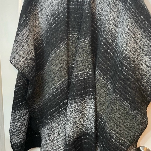 Woolrich Poncho - Picture 4 of 4